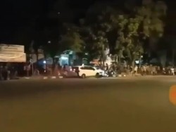 Konyol, Gagal Nge-drift Malah Tabrak Kerumunan Orang