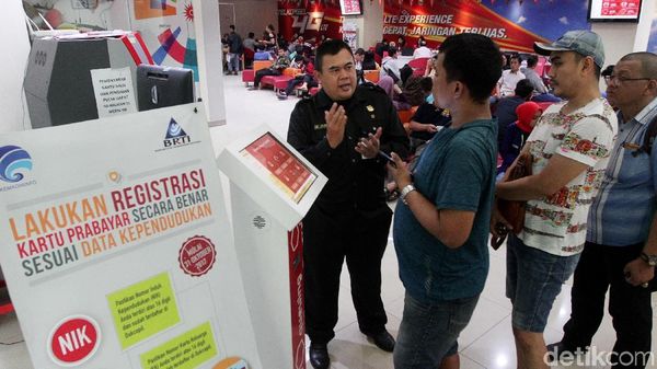 Terakhir Registrasi, Pemilik Kartu Ramaikan Gerai Telkomsel Terakhir Registrasi, Pemilik Kartu Ramaikan Gerai Telkomsel