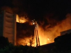 Kebakaran Dahsyat Tewaskan 5 Petugas Pemadam