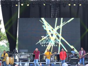 Keseruan HIVI! di Winter Concert Bawakan Lagu Jatuh, Bangkit Kembali!