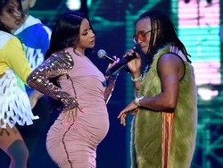 Hamil Besar, Cardi B Berpose Seksi di Cover Rolling Stone