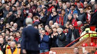 Memasuki babak kedua, fans MU di Old Trafford juga terlihat seperti memberi tepuk tangan apresiasi ke arah Wenger. (Foto: Carl Recine/Action Images via Reuters)