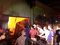 Diduga Korsleting, Toko Mebel di Ponorogo Ludes Terbakar