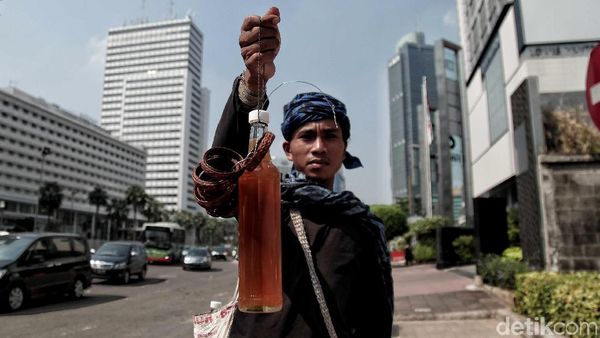 Arman Maulana Jual Madu di Thamrin