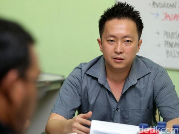 Bapak Tendang Bocah Sambangi Komnas Perlindungan Anak