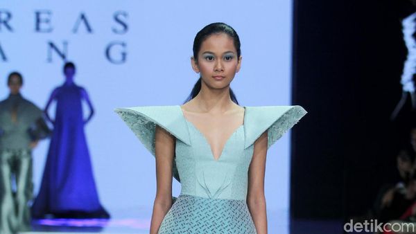 Foto: 6 Koleksi Terbaru Andreas Odang yang Mengangkat Tenun Garut