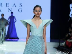 Foto: 6 Koleksi Terbaru Andreas Odang yang Mengangkat Tenun Garut Foto: 6 Koleksi Terbaru Andreas Odang yang Mengangkat Tenun Garut