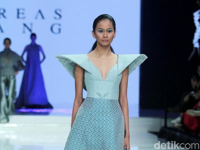 Foto: 6 Koleksi Terbaru Andreas Odang yang Mengangkat Tenun Garut