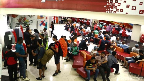 Warga Padati Outlet untuk Registrasi Kartu Prabayar