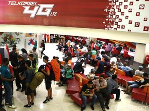 Warga Padati Outlet untuk Registrasi Kartu Prabayar