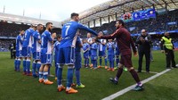 Barca dijamu Deportivo dalam lanjutan La Liga di Riazor, A Coruna, Senin (30/4/2018) dinihari WIB. Barca mendapatkan guard of honour sebelum laga. Foto: David Ramos/Getty Images
