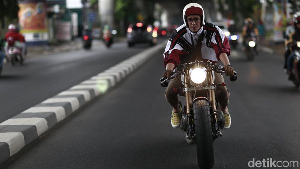 Saat Adipati Dolken Tunggangi Moge, Keren Tidak?