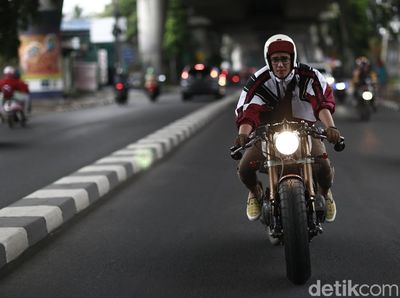 Saat Adipati Dolken Tunggangi Moge, Keren Tidak?