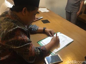 Fahri Hamzah Ikut Teken Usulan Pansus Tenaga Kerja Asing Fahri Hamzah Ikut Teken Usulan Pansus Tenaga Kerja Asing