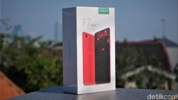 Unboxing Oppo F7 128 GB Bercorak Berlian Hitam yang Mewah