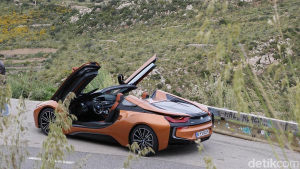 Mobil Listrik Cantik Atap Terbuka, Pintunya Seperti Kupu-kupu