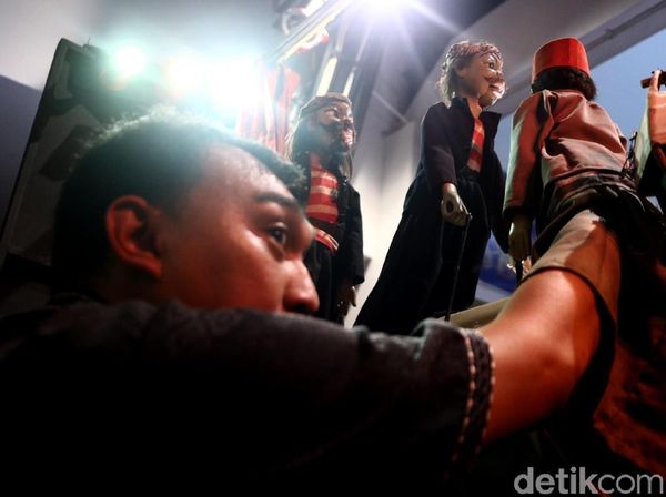 Mengintip di Balik Layar Wayang Golek Betawi