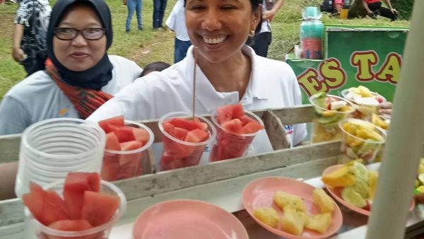 Mengintip Gaya  Menteri BUMN, Rini Soemarno Menikmati Makanan Nusantara