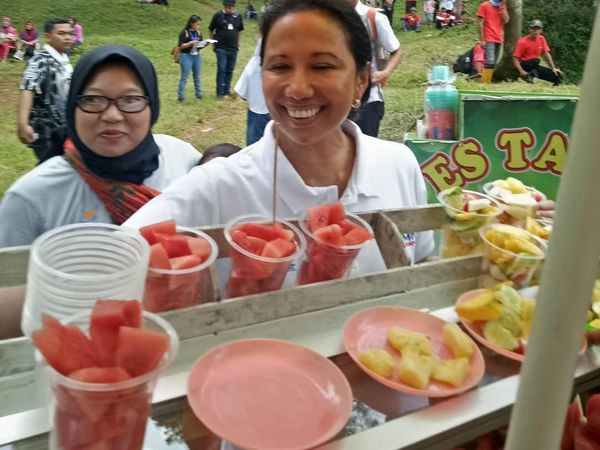 Mengintip Gaya  Menteri BUMN, Rini Soemarno Menikmati Makanan Nusantara