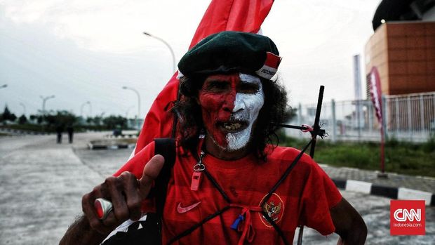 Suporter Timnas Indonesia di Stadion Pakansari, Senin (30/4).