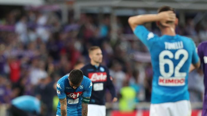 Pemain Napoli tertunduk lesu usai dihajar Fiorentina 0-3 di Stadio Artemio Franchi di pekan ke-35. (Foto: Gabriele Maltinti/Getty Images) Pemain Napoli tertunduk lesu usai dihajar Fiorentina 0-3 di Stadio Artemio Franchi di pekan ke-35. (Foto: Gabriele Maltinti/Getty Images)