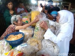 Banyak Pedagang Lansia, Khofifah Janji Maksimalkan PKH Plus