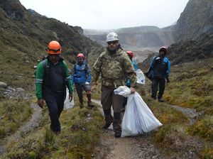 Foto: Aksi Bersih-bersih Sampah di Puncak Tertinggi Indonesia