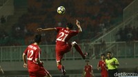 Para pemain Korea Utara melakukan serangan.