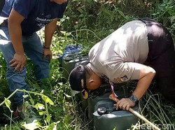 1.000 Liter Arak Bali yang Dikubur di Kebun Berhasil Dibongkar