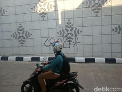 Jahil! Belum Sebulan Dibuka, Underpass Matraman Sudah Dicoreti