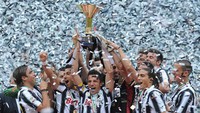 Juventus mampu memenangi Scudetto tanpa terkalahkan di musim 2011/2012. Catatan 38 laga berlanjut sampai 11 laga awal musim berikutnya. (Foto: Valerio Pennicino/Getty Images)