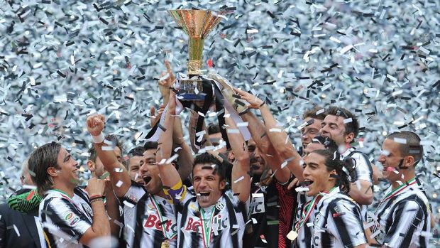 Juventus TURIN, ITALY - MAY 13: Alessandro Del Piero of Juventus FC celebrates with the Serie A trophy after the Serie A match between Juventus FC and Atalanta BC at Juventus Stadium on May 13, 2012 in Turin, Italy. (Photo by Valerio Pennicino/Getty Images)