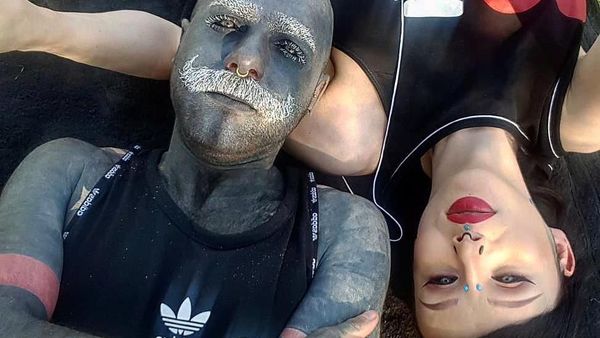 Ngeri! Pria Ini Jadi Mirip Klise Foto, Seluruh Tubuh Ditato Hitam