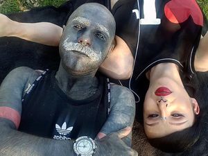 Ngeri! Pria Ini Jadi Mirip Klise Foto, Seluruh Tubuh Ditato Hitam