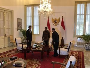 Jokowi Bertemu Dubes Korsel dan Korut di Istana Merdeka