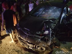 Mobil Hasil Curian Ini Hancur, Tabrak Banyak Motor saat Kabur