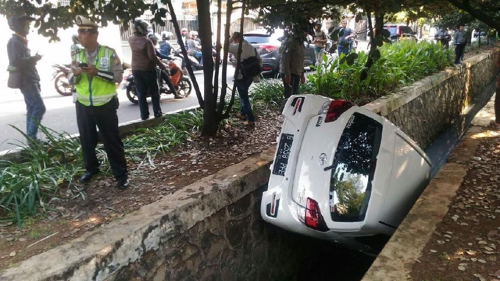 Foto: Mobil Terperosok di Jakbar yang Dikemudikan Baby Sitter Foto: Mobil Terperosok di Jakbar yang Dikemudikan Baby Sitter