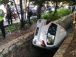 Hilang Kendali, Mobil Terperosok ke Saluran Air di Jakbar