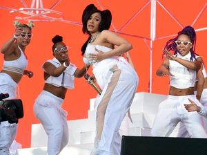 Makin Ngetop, Cardi B Luncurkan Koleksi Denim Hingga Gaun Oktober 2018 Makin Ngetop, Cardi B Luncurkan Koleksi Denim Hingga Gaun Oktober 2018