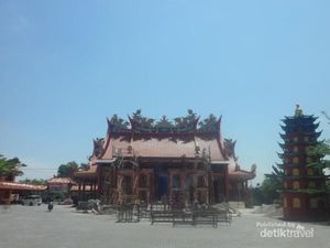 Main ke Vihara Tertua di Medan
