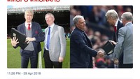 Sebelum kick-off laga MU vs Arsenal, Wenger juga mendapatkan hadiah perpisahan istimewa. Ia menerimanya langsung dari tangan Ferguson. (Foto: Twitter @ManUtd)