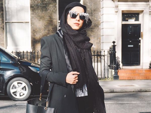 Inspirasi Gaya Hijab Stylish untuk ke Kantor ala Desainer Jenahara