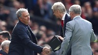 Kejutan lain datang untuk Wenger. Manajer MU tersukses sepanjang masa sekaligus rival lama Wenger, Sir Alex Ferguson, ikut datang menyambut dan memberikan kenang-kenangan sebelum pertandingan. (Foto: Clive Brunskill/Getty Images)