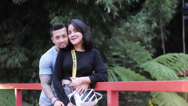 Kemesraan Ivy Batuta dan Suami yang Sudah 9 Tahun Menikah