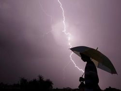 Pakai Ponsel Rawan Tersambar Petir, Benarkah?