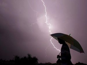 Kakak Adik Tewas Tersambar Petir di Kalsel Kakak Adik Tewas Tersambar Petir di Kalsel