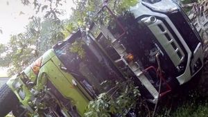 Truk yang Bawa Xpander dan Pajero Sport Terguling, Ini Kondisinya