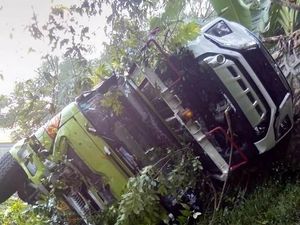 Truk yang Bawa Xpander dan Pajero Sport Terguling, Ini Kondisinya