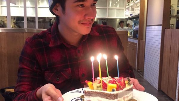 Suka Cupcake dan Kue, Ini Pose Keren Mario Maurer Saat Sedang Makan