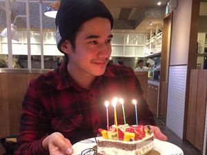 Suka Cupcake dan Kue, Ini Pose Keren Mario Maurer Saat Sedang Makan